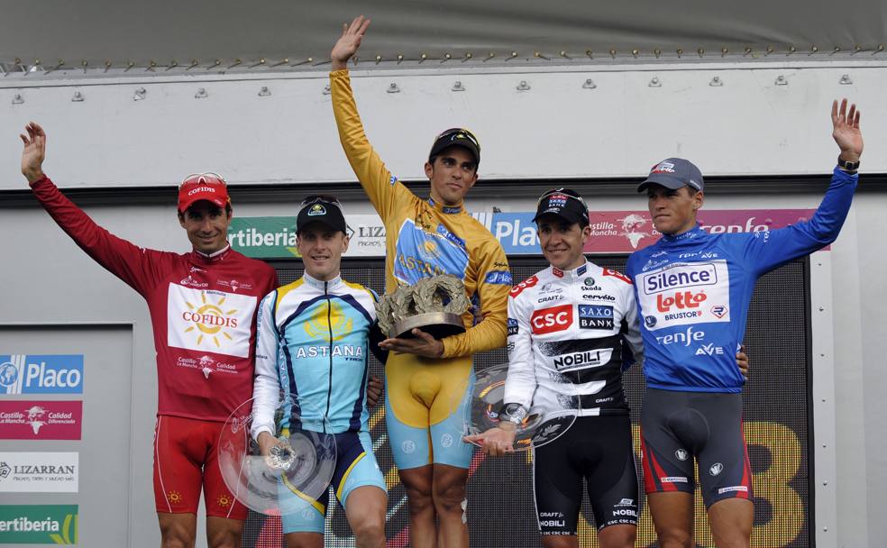 Il podio della Vuelta 2008. Da sinistra: Moncoutie, Leipheimer, Contador, Sastre, Van Avermaet. Reuters